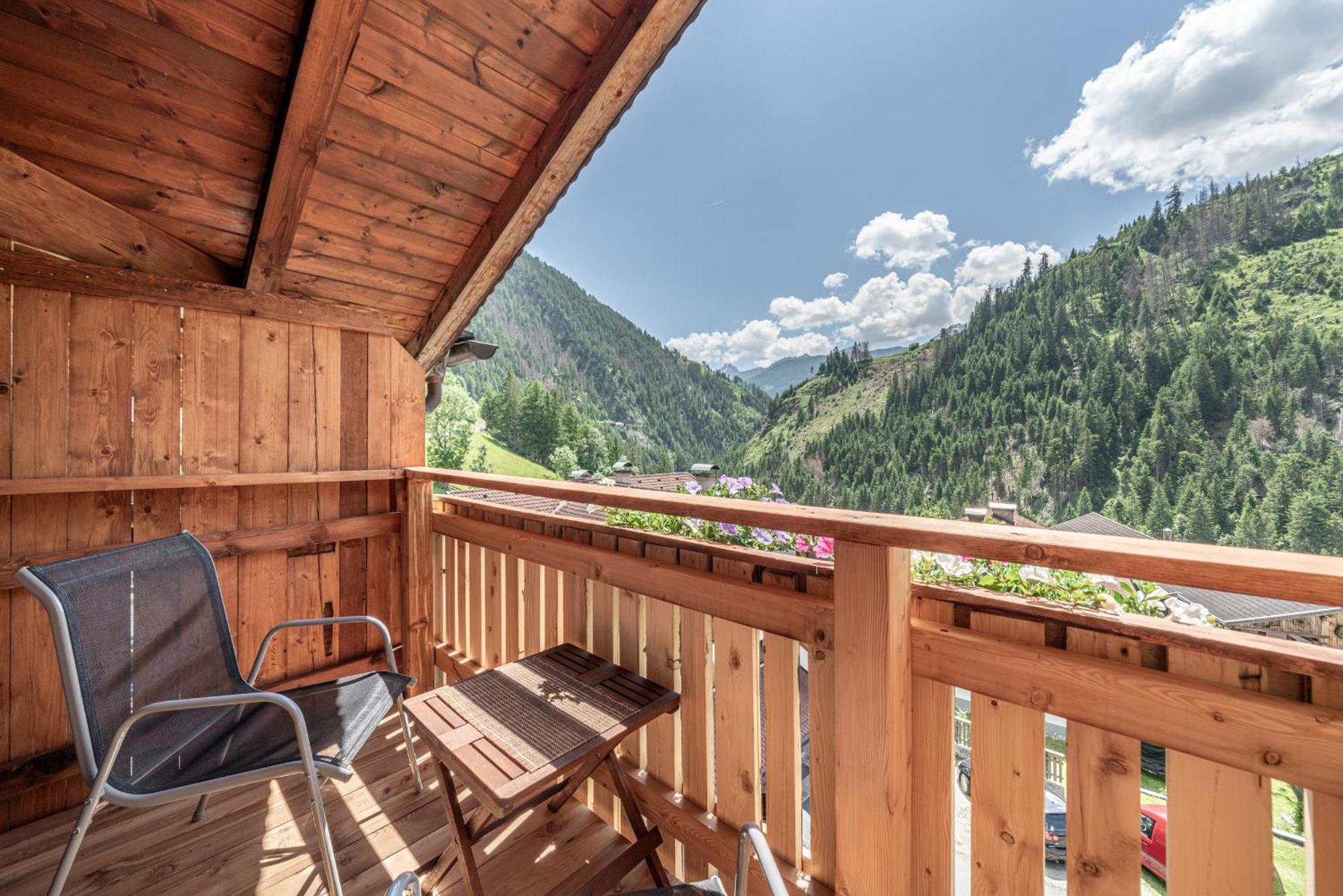 Der Ortnerhof - Hotel & Reiterhof Prägraten Rum bild